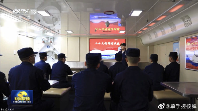 央視公開094核潛艇內部的餐廳。