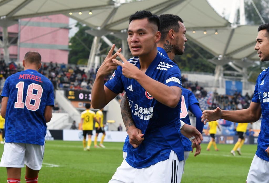 梁冠聪（中）入球后双手摆出「二」字手势庆祝。郭晋朗摄