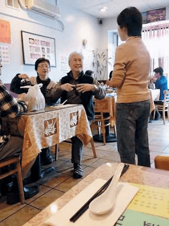 雖然未有提及拍攝的確實日期,但不少網民對於能一睹神隱近40年的關正傑「現身」都感到非常興奮。 雖然未有提及拍攝的確實日期,但不少網民對於能一睹神隱近40年的關正傑「現身」都感到非常興奮。