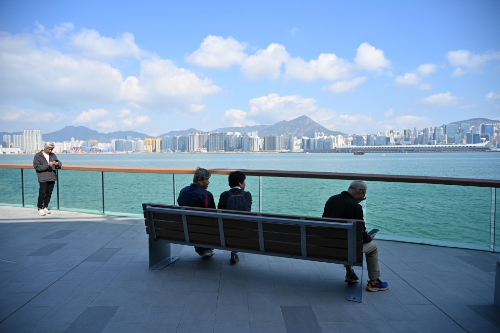市民在坐椅上欣賞維港景色。 市民在坐椅上欣賞維港景色。