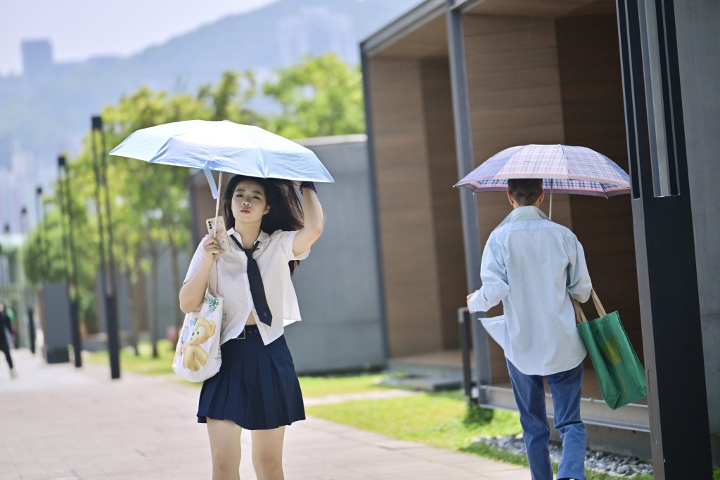 酷热天气警告及黄色火灾危险警告现正生效。