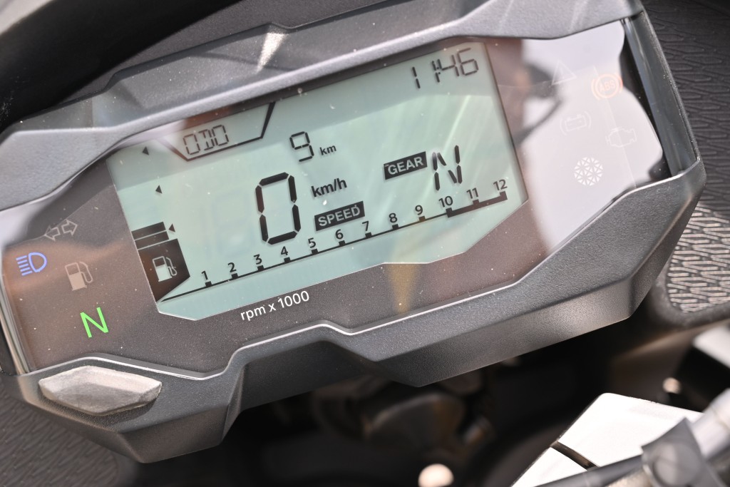 仪表板清楚显示车速，增加驾驶的舒适度。