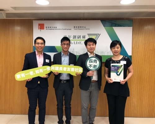 青年創研庫經濟與就業組別召集人陳浩升(右二),成員周浩民(左一),劉漢耀(左二)及研究員袁小敏(右)。