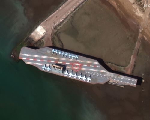 伊朗在霍爾木茲海峽部署航母模型。 AP