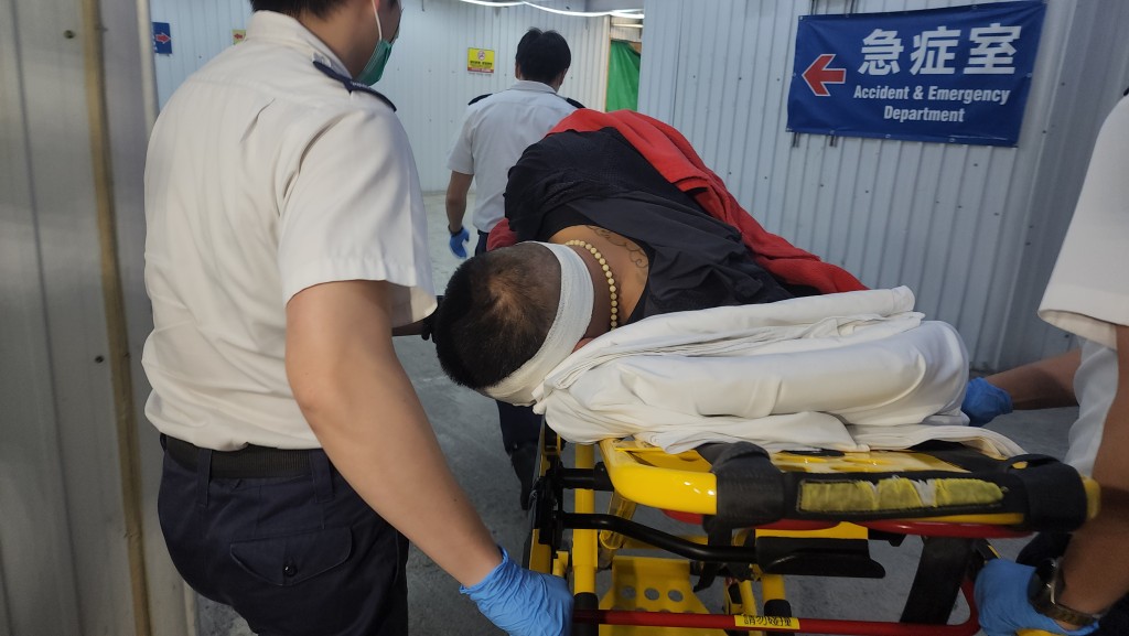 男子受傷被送往醫院治理。黎志偉攝 男子受傷被送往醫院治理。黎志偉攝
