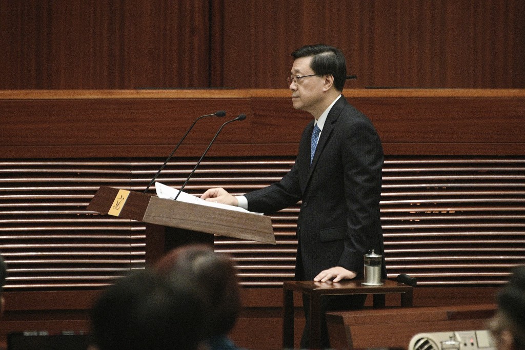 李家超於監誓過程中需要攙扶旁邊的茶几。