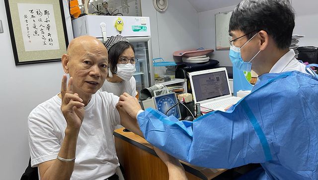 罗家英早前打新冠疫苗时，仲望镜头摆甫士。