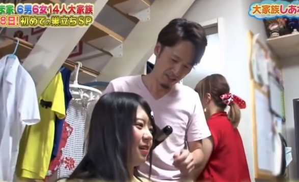 在上學前，爸爸則會為子女整理頭髮。網圖