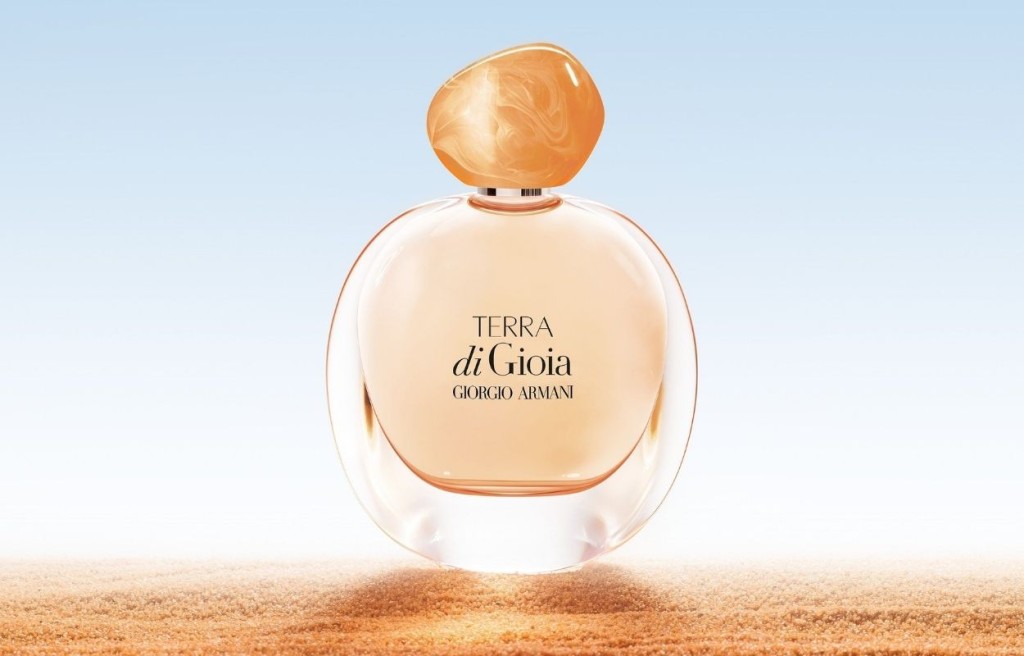 Giorgio Armani Terra Di Gioia香水/$690/50ml,以茉莉花為核心,加上杏仁花的溫暖乳香和深刻的琥珀木調,溫暖親和感帶來地中海邊界氣息。