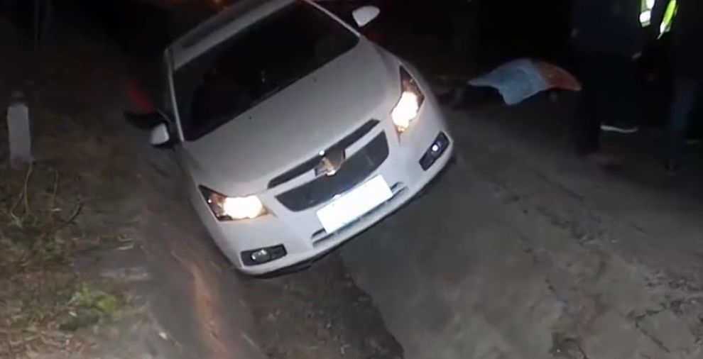 景某某蓄意將車開入西側排水溝，偽造交通肇事的假現場。
