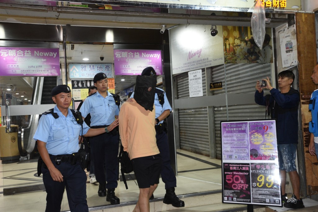 警方于合财街拘捕4名男子，怀疑与毒品案件有关。尹敬堂摄