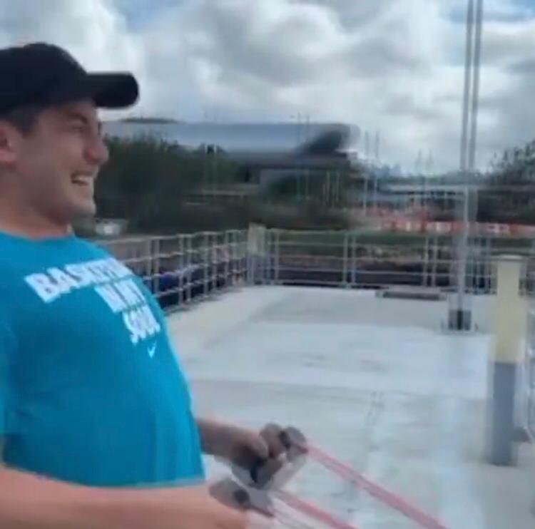 跟住練埋胸肌，個表情好辛苦好猙獰。