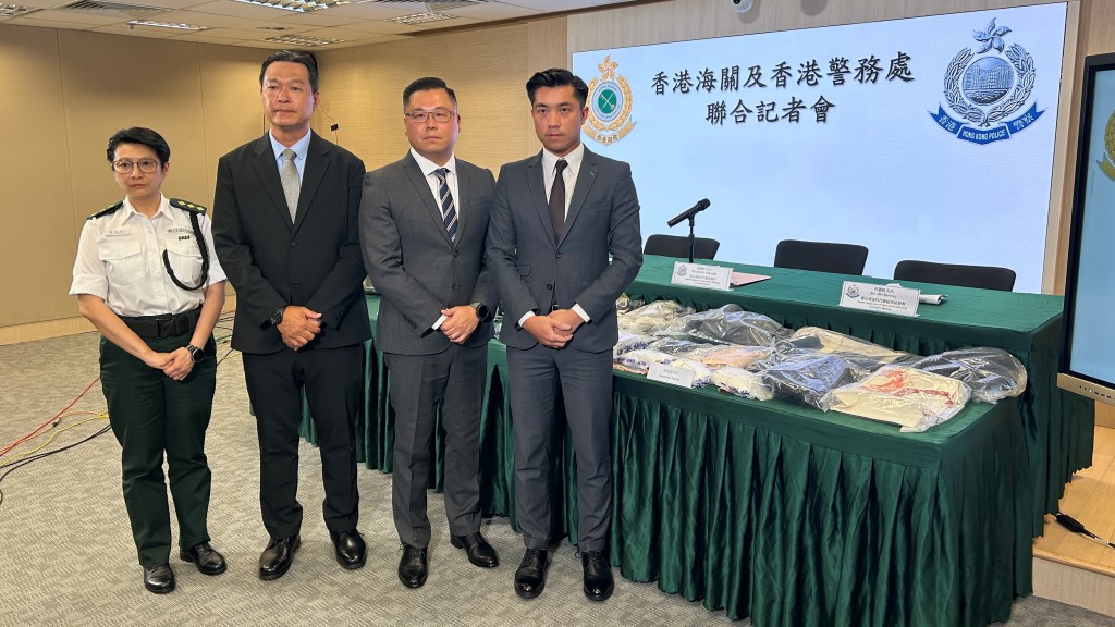 警方毒品調查科行動組警司關駿軒(右二)、高級督察何灝庭(右一)及海關毒品調查科機場調查課監督黃雅綸(左二)、機場科航空旅客第二組指揮官陳妙玲(左一)。 警方毒品調查科行動組警司關駿軒(右二)、高級督察何灝庭(右一)及海關毒品調查科機場調查課監督黃雅綸(左二)、機場科航空旅客第二組指揮官陳妙玲(左一)。