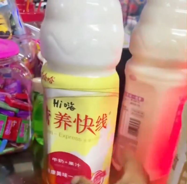 娃哈哈有饮品在云南被发现有蛆虫。抖音@中国品牌