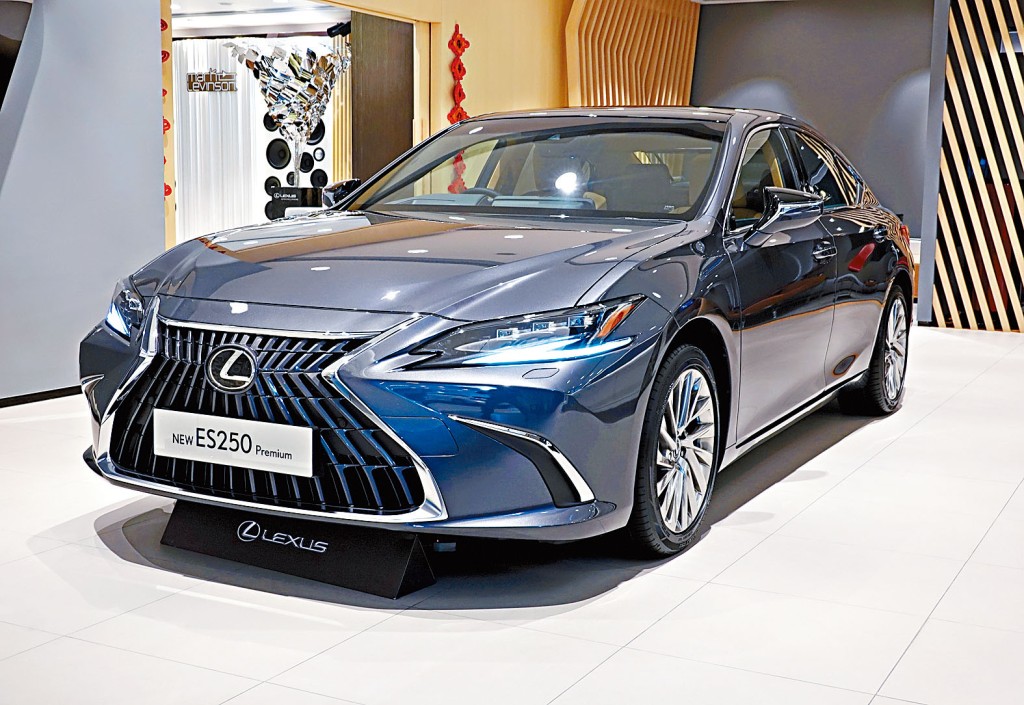 凌志第七代ES新改良版現於灣仔及九龍灣專店首展，圖中ES250 Premium頂級版車價$525,305起。