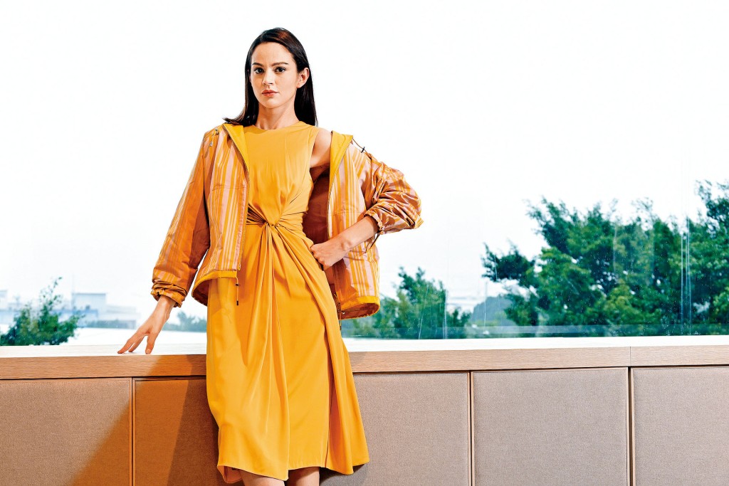 Andrew Wind Silk Rain System®技術真絲雙面外套\$26,300，Tanisha彈性真絲喬其縐紗無袖連身裙\$25,400。