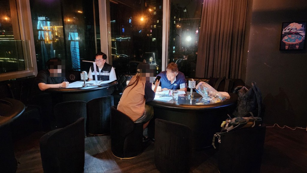 衞生署控煙酒辦人員派員到中環一酒吧「放蛇」並發5張定額罰款通知書。 衞生署控煙酒辦人員派員到中環一酒吧「放蛇」並發5張定額罰款通知書。