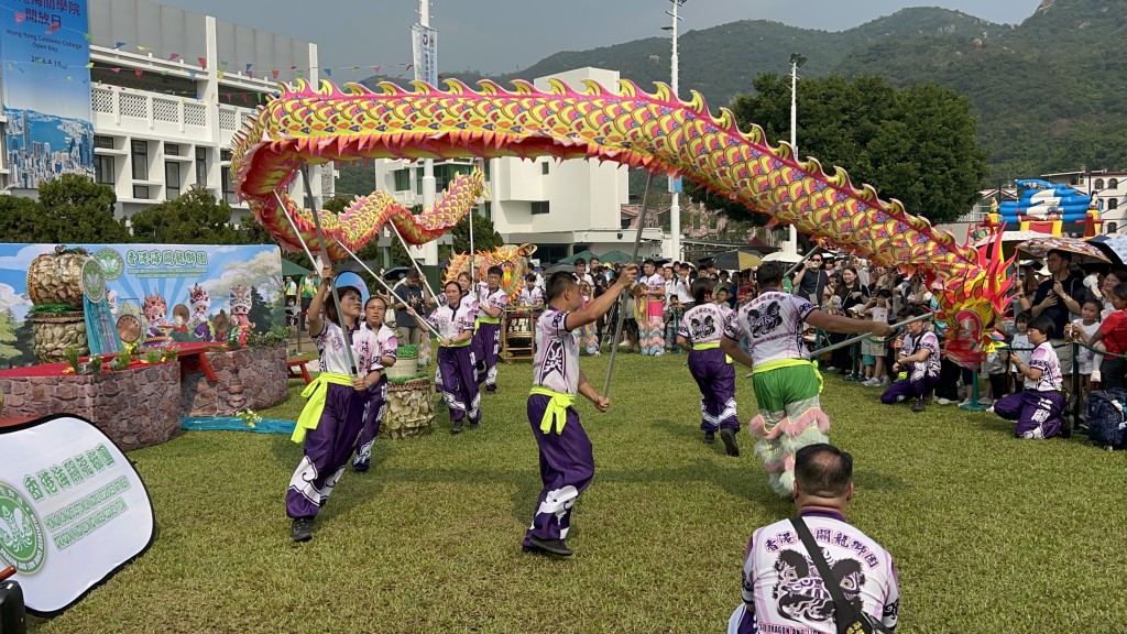 現場設有龍獅表演。