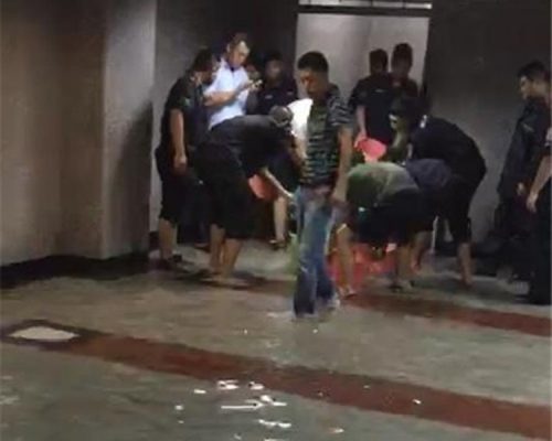 突降暴雨兵馬俑展廳被淹,工人忙清理積水。