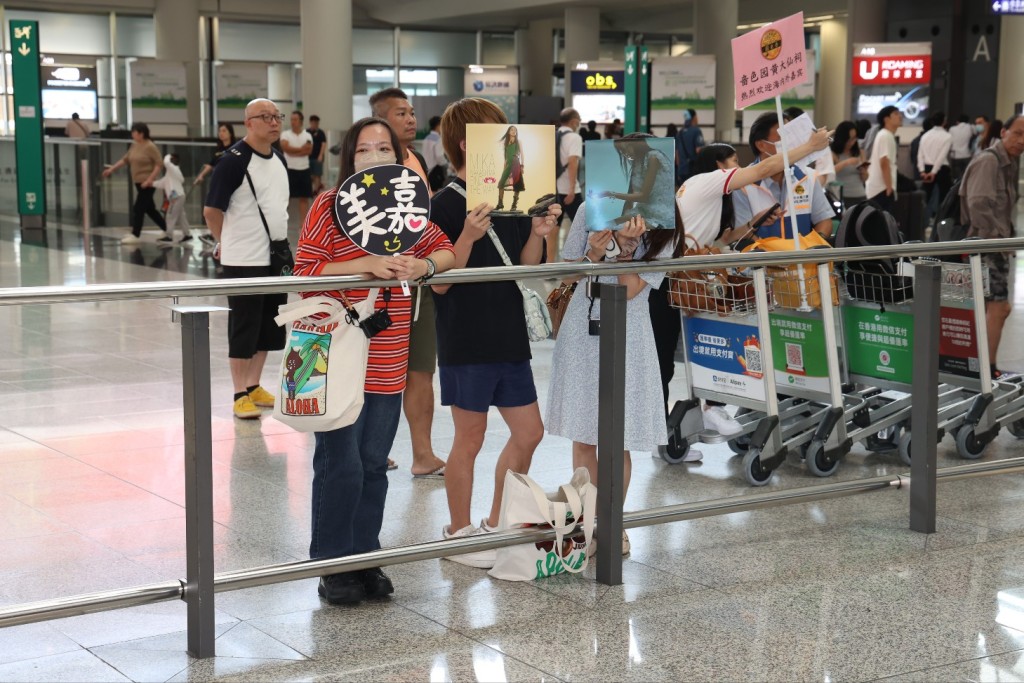 有十几名香港歌迷在机场守候中岛美嘉。