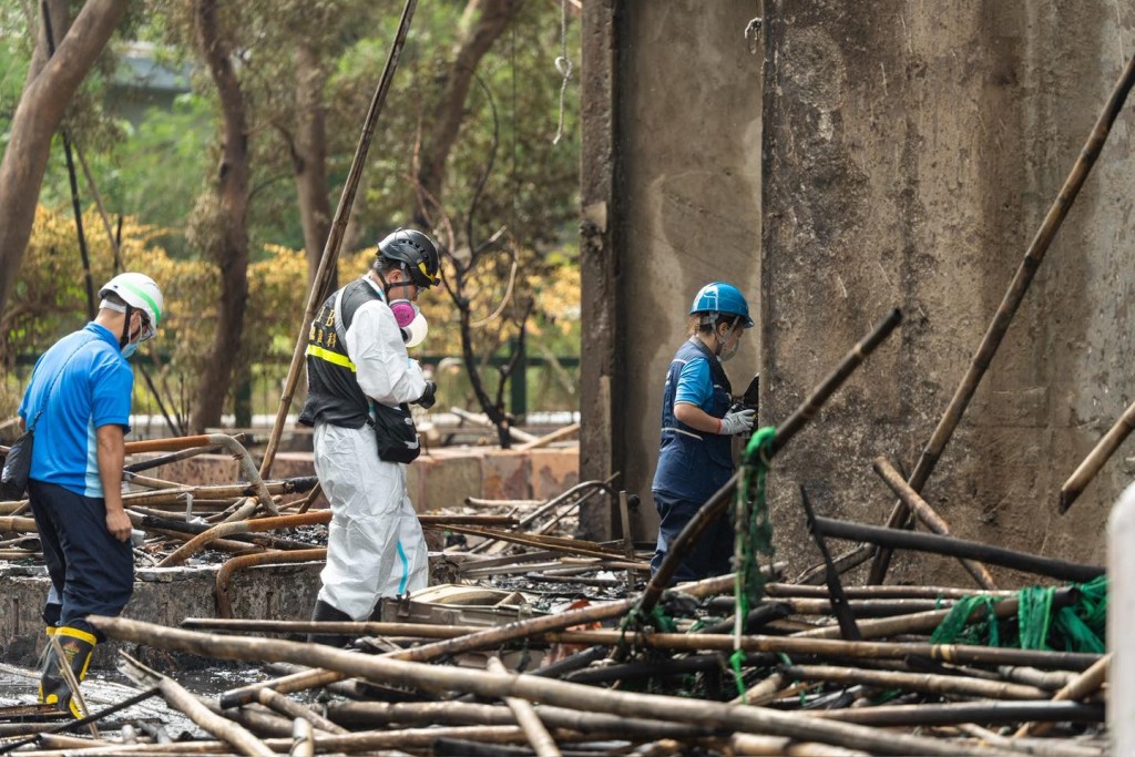 災難遇害者辨認組（DVIU）、鑑證科、機動部隊和各總區刑事部人員今日進入火場進行善後工作。香港警察fb圖片