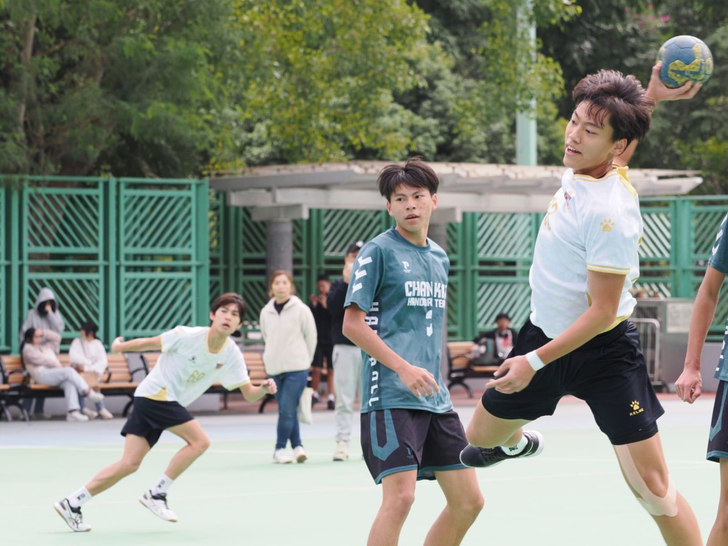 眾志成城,德信中學各將把握不少入球機會,包括港青代表兼中鋒蔡旨彥(右一)。 眾志成城,德信中學各將把握不少入球機會,包括港青代表兼中鋒蔡旨彥(右一)。