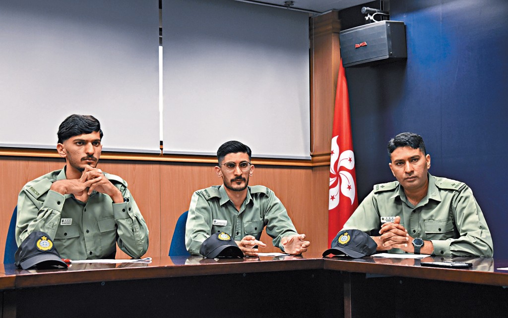 巴裔三兄弟李偉安（右）、偉文（中）及慕夏笙（左）投身懲教署，發揮所長。