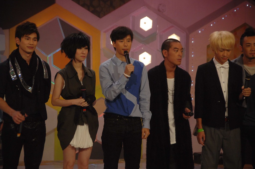 鄧健泓（中）曾於2007至2008年、2010年為《勁歌金曲》擔任主持。 ​  ​