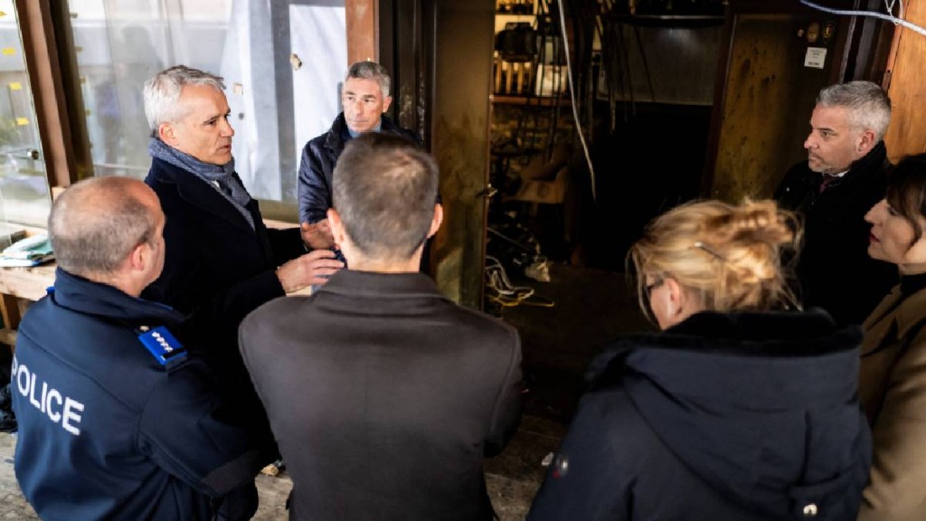 警方视察酒吧火灾现场。路透社