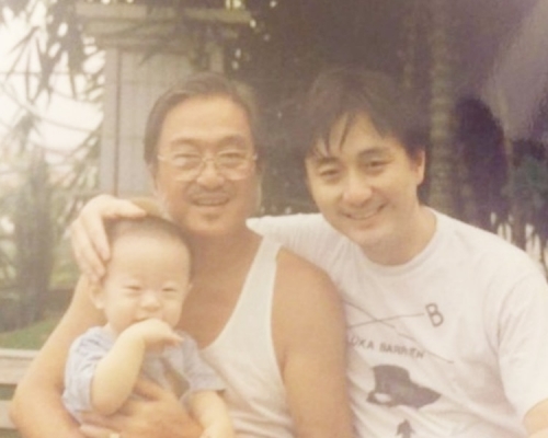 吳岱融(右)上載合照悼亡父。微博圖片