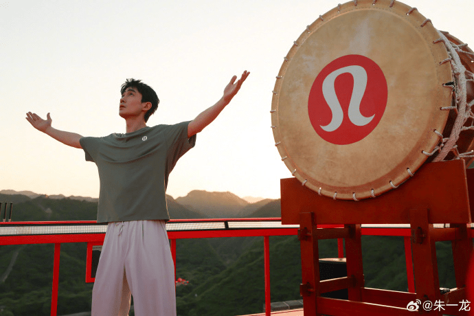 lululemon長城活動陷「太鼓」風波，朱一龍擊鼓表演被指涉文化爭議。