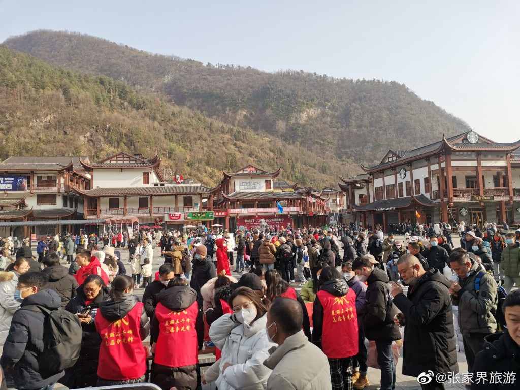 湖南张家界国家森林公园大年初三(1月24日)接待游客逾6万人。微博图