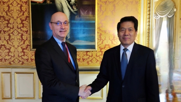 李辉（右）和法国外交部官员会晤。