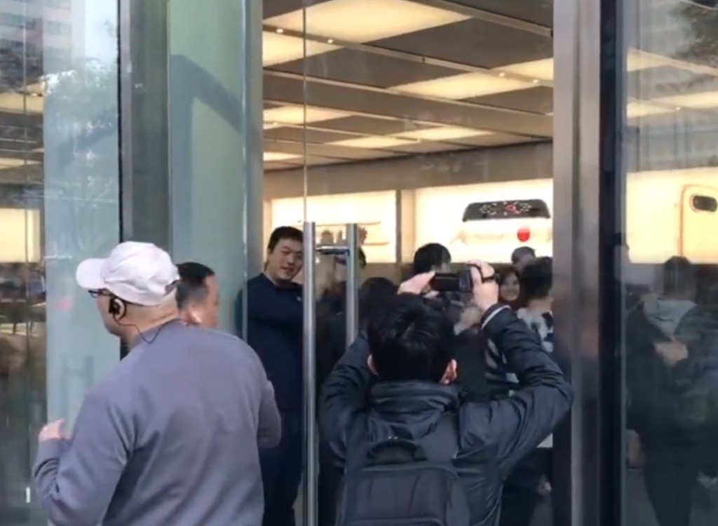 上海環貿iapm以及上海香港廣場,都有大批用戶進場。