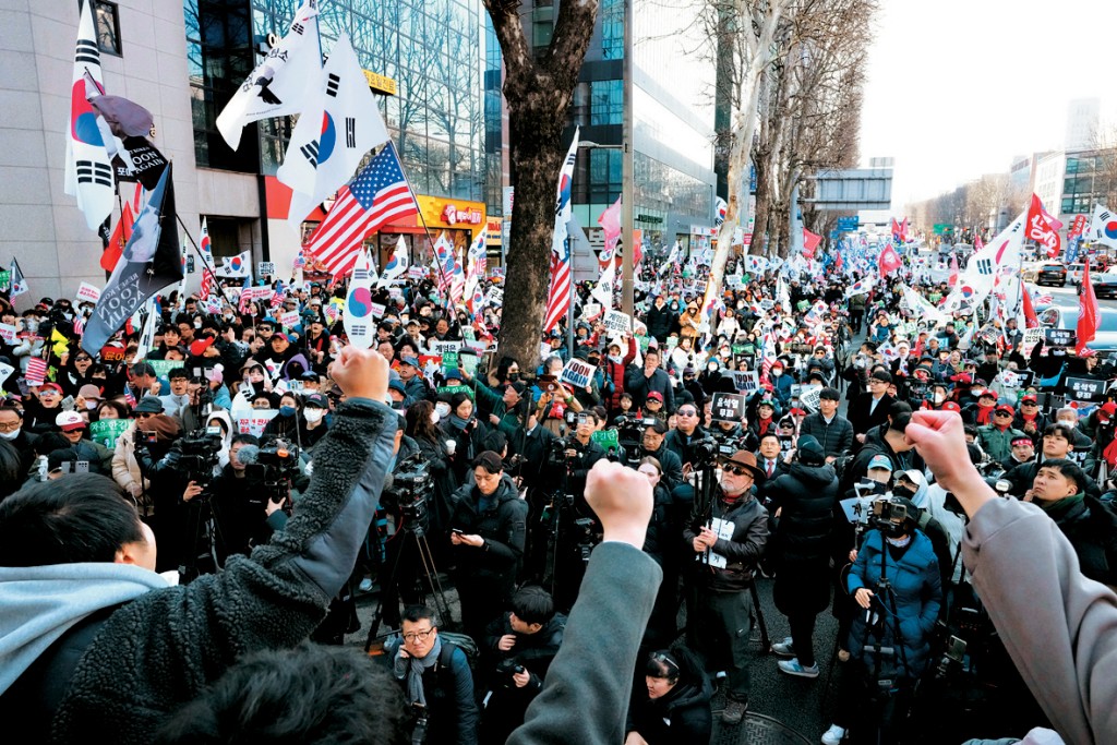 尹錫悅的支持者昨日聚集在首爾中央地方法院大樓前。