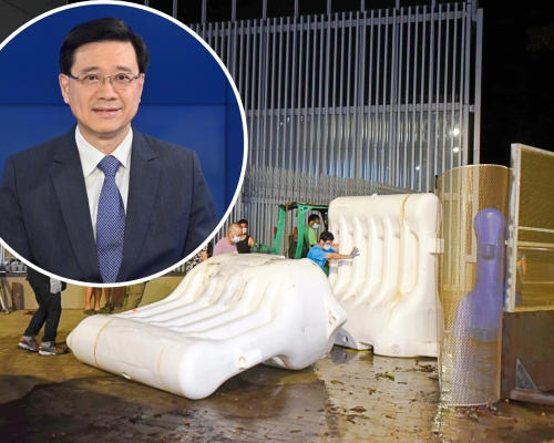 李家超指政總移除水馬,標誌香港全面回復安全常態。李家超網誌