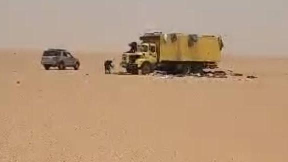 涉事載客卡車在撒哈拉沙漠拋錨。Agadez governorate/Facebook
