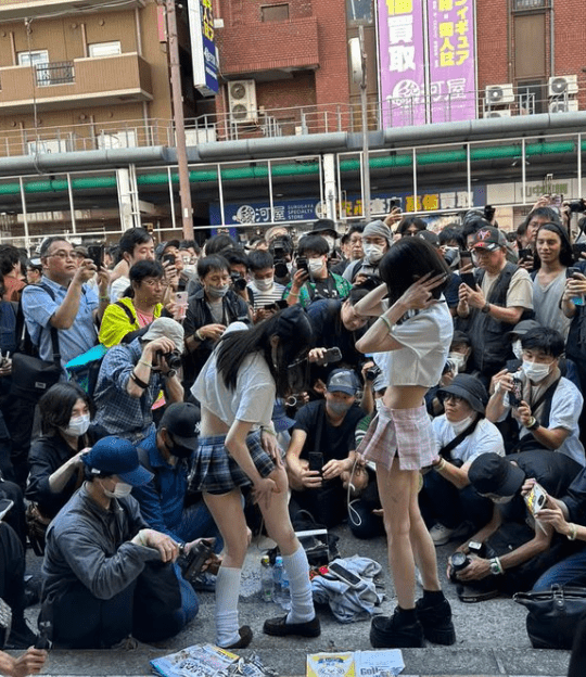根據多名日本網民在社交平台分享的現場影片及照片可見，當時兩名外貌年輕的女Coser身穿性感超短裙現身，隨即被現場數十以至上百名男性重重包圍。X@ohlala573