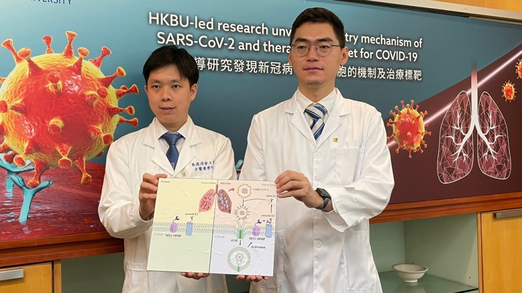 浸大研究團隊發現一款蛋白酶能成為治療新冠的標靶 ,王凱亮(左)。謝宗英攝