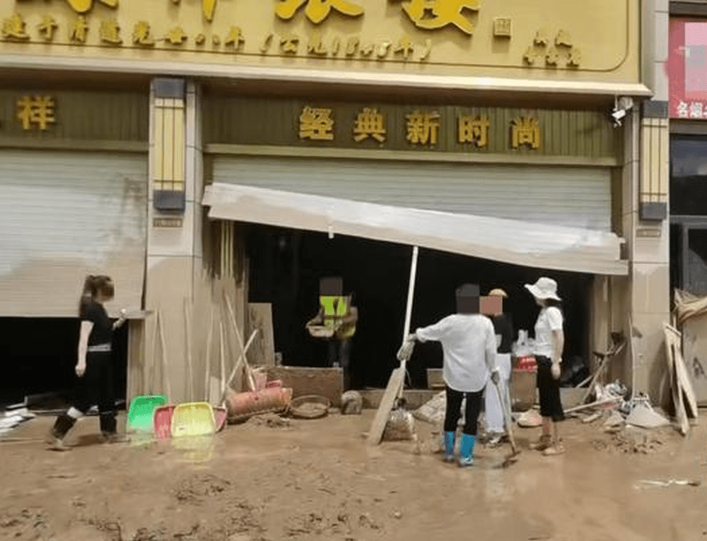 洪水退去後門店情景。 洪水退去後門店情景。