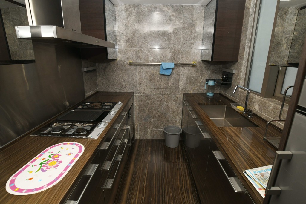 廚房採長形設計，有窗幫助排走油煙。