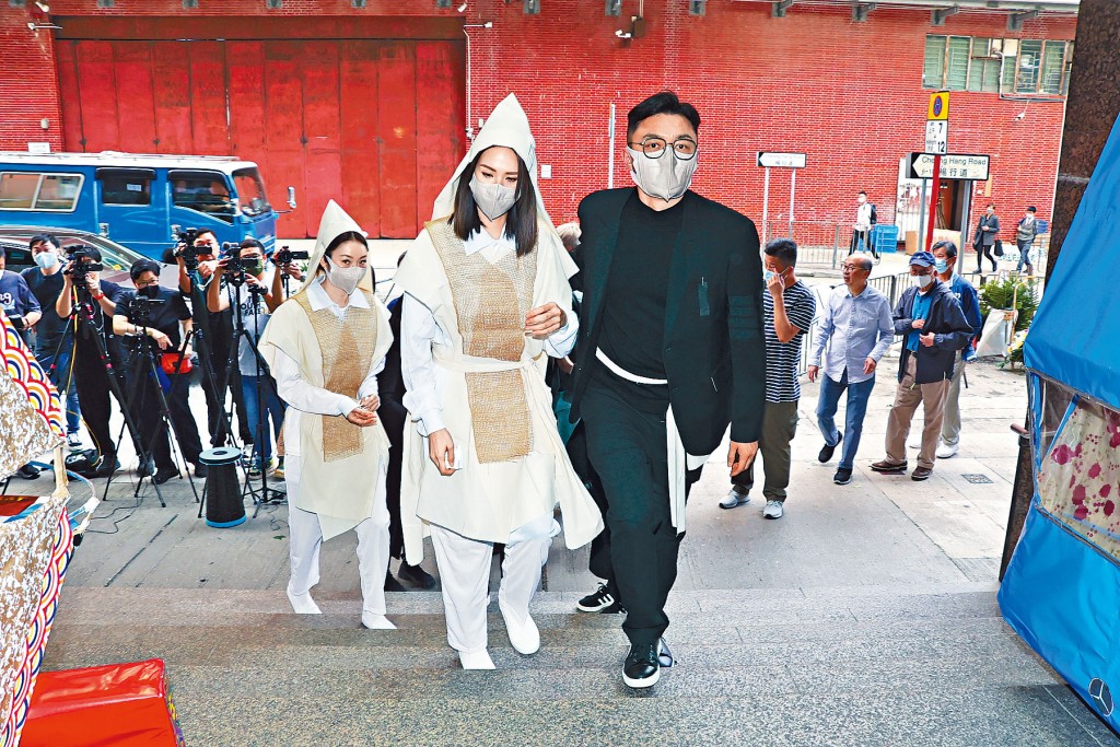 完成訪問後，楊明攙扶着鍶敏返回靈堂。