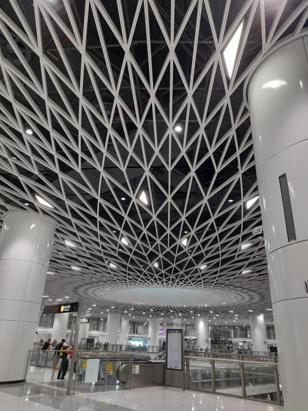 深圳地铁岗厦北站有深圳最美地铁站之称。