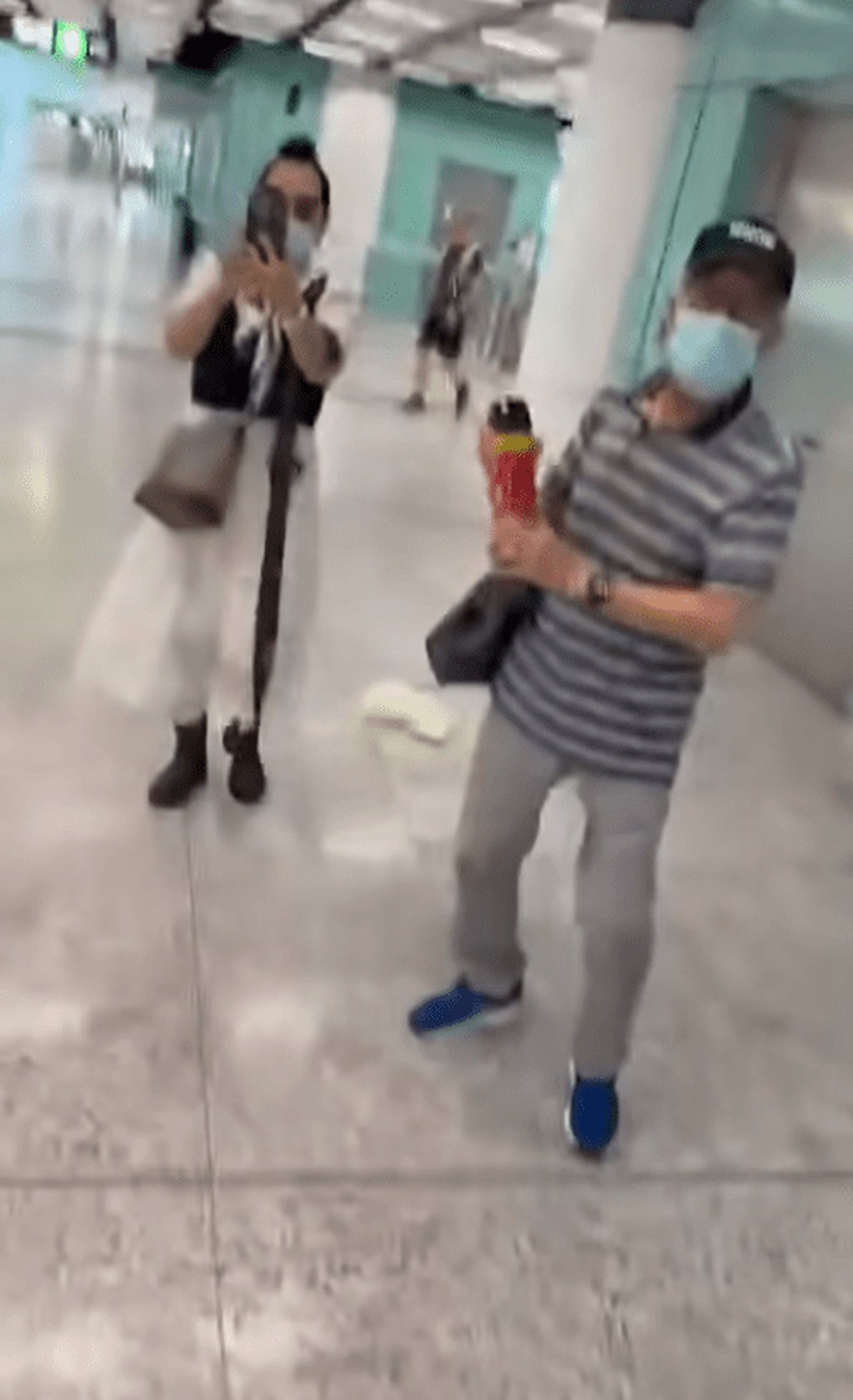 出街遇上「黑粉」，何伯用滅蟲噴霧噴射1名女子，結果獲判緩刑。