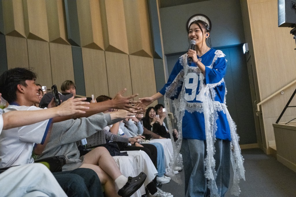 康堤與台下學生握手。