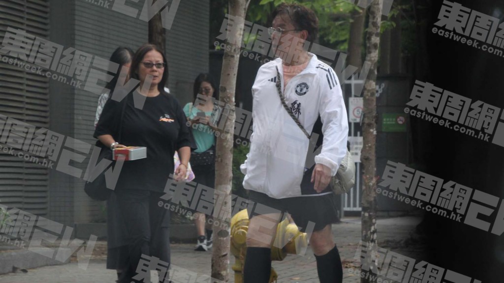 在長髮中女的全程打氣下，譚詠麟在球場上表現勇猛，頻頻衝前搶攻射波，操足兩小時依然龍精虎猛，隨後兩人更一同登上七人車座駕出發前往茶聚。（《東周刊》圖片）