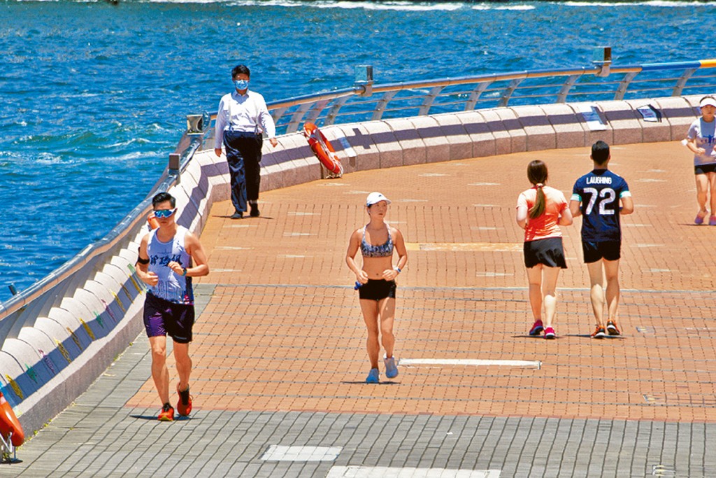 超慢跑屬中等強度的負重運動，宜每天持續進行20分鐘以上。