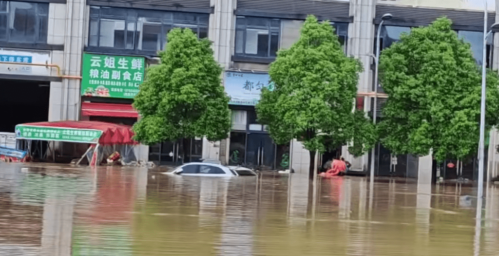 贵州都匀暴雨成灾。