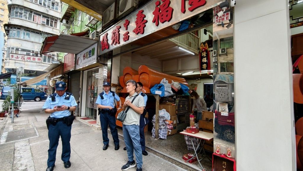 現場為紅磡老龍坑街一間長生店。 現場為紅磡老龍坑街一間長生店。