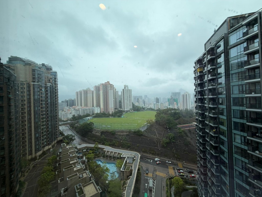 露台望內園泳池及翠綠球場景。 露台望內園泳池及翠綠球場景。